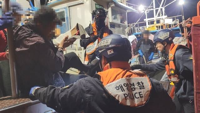 ▲ 손목 절단 선원 이송 모습.