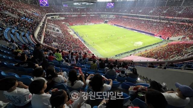 ▲ 강원FC 서포터즈와 쓰촨성 거주 교민들이 지난 30일(현지 시간) 중국 쓰촨 청두 봉황산스포츠공원축구경기장에서 열린 청두 룽청과 2025-2026 AFC 챔피언스리그 리그 스테이지 동아시아 2차전에서 응원전을 펼치고 있다. 한규빈 기자