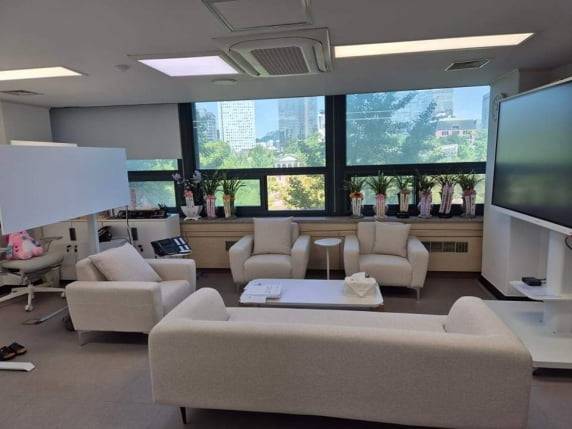 (구)더불어민주당 소속 김경 서울시의원이 지난해 문화체육관광위원장이 된 뒤 리모델링한 접견실 모습.  /사진=익명의 제보자