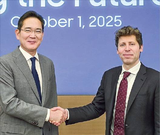 이재용 삼성전자 회장(사진 왼쪽)이 1일 서울 삼성전자 서초사옥에서 샘 올트먼 오픈AI 최고경영자(CEO)와 글로벌 인공지능(AI) 인프라 구축을 위한 포괄적 협력 의향서(LOI)에 서명한 뒤 악수하고 있다.  /삼성전자 제공