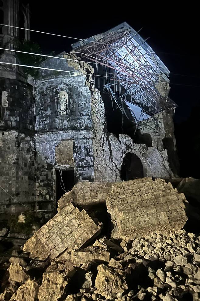 30일 필리핀 중부를 강타한 규모 6.9 강진으로 세부 산타로사데리마 성당이 무너져있다. AP연합뉴스