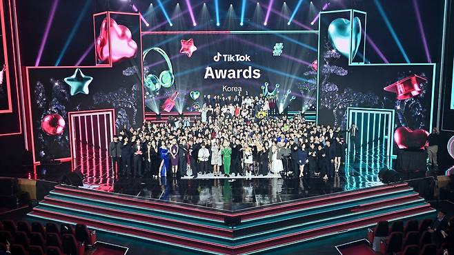 Award winners and participants at TikTok Awards Korea 2024 pose for a photo at the Peace Hall of Kyung Hee University in Seoul, November 2024. (TikTok Korea)