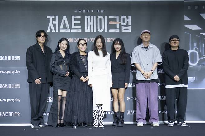 이진수, 이사배, 정샘물, 이효리, 서옥, 심우진 PD, 박성환 PD(왼쪽부터)가 1일 오후 서울 구의동 풀만 앰배서더 서울 이스트폴에서 열린 쿠팡플레이 예능 ‘저스트 메이크업’ 제작발표회에 참석해 포즈를 취하고 있다. 쿠팡플레이 제공