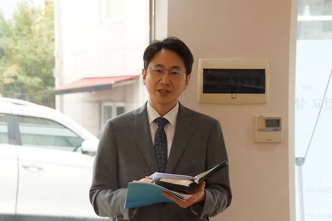 이근형 소정교회 목사가 지난 29일 부산 금정구 벽촌아트갤러리에서 열린 ‘코이노니아 선교회 15년사 출판기념전’에서 '내게 보이신 사랑'(시 31:21)을 주제로 설교하고 있다. 이 목사는 “조 장로의 그림을 통해 삶의 고단함 속에서 위로와 치유를 느낄 수 있기를 바란다”고 전했다.