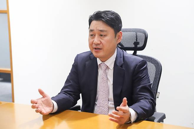 김신우 법무법인 대륙아주 원자력에너지자원팀장이 대륙아주 사무실에서 매일경제와 인터뷰하고 있는 모습. <사진제공=대륙아주>