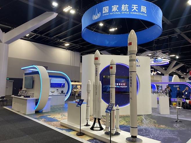 중국 국가항천국(CNSA)도 국제우주대회(IAC)에 참가해 부스를 차렸다. 중국이 개발한 발사체들을 전시했다. [사진=고재원 기자]