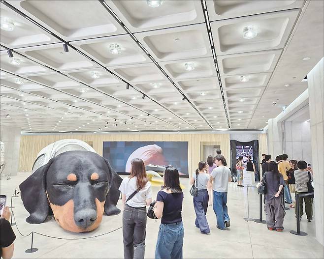 하우스 노웨어 서울은 건물 외관을 더 돋보이게 하기 위해, 고액 임대료를 내고 옆에 위치한 꼬마빌딩을 철거했다는 소식이 알려지며 더 관심을 끌었다. 해당 부지에는 세계적인 디자이너 겸 아티스트 ‘맥스 지덴도프’와 협업한 설치 예술 작품이 들어섰다(위). 내부에 들어선 대형 조형물 덕에, 쇼핑 공간이라기보다는 거대한 현대미술 전시관을 방불케 한다(아래). (윤관식, 나건웅 기자)