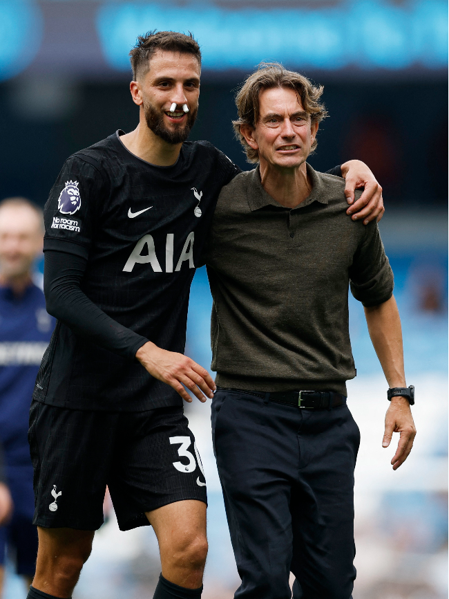 로드리고 벤탄쿠르와 토마스 프랭크 감독. 사진=Reuters=연합뉴스 제공