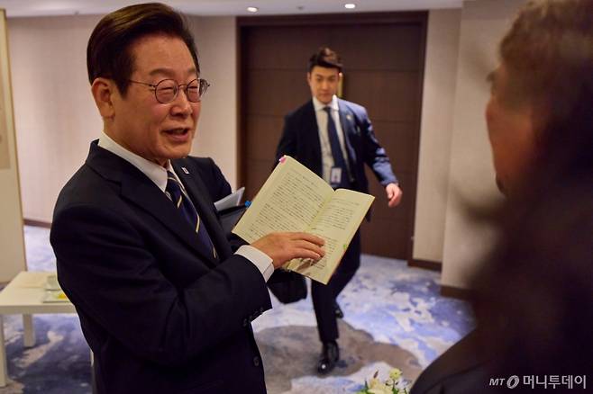 (서울=뉴스1) 허경 기자 = 이재명 대통령과 이시바 시게루 일본 총리 부부가 30일 부산 웨스틴조선에서 이 대통령의 자서전 ‘이재명의 굽은 팔’ 일본어판을 보며 대화하고 있다. (대통령실 제공. 재판매 및 DB 금지) 2025.9.30/뉴스1  Copyright (C) 뉴스1. All rights reserved. 무단 전재 및 재배포,  AI학습 이용 금지. /사진=(서울=뉴스1) 허경 기자