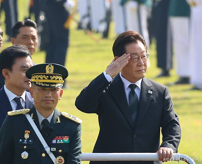 [계룡=뉴시스] 고범준 기자 = 이재명 대통령이 1일 충남 계룡대에서 열린 건군 77주년 국군의 날 기념식에서 열병하고 있다. 2025.10.01. bjko@newsis.com /사진=