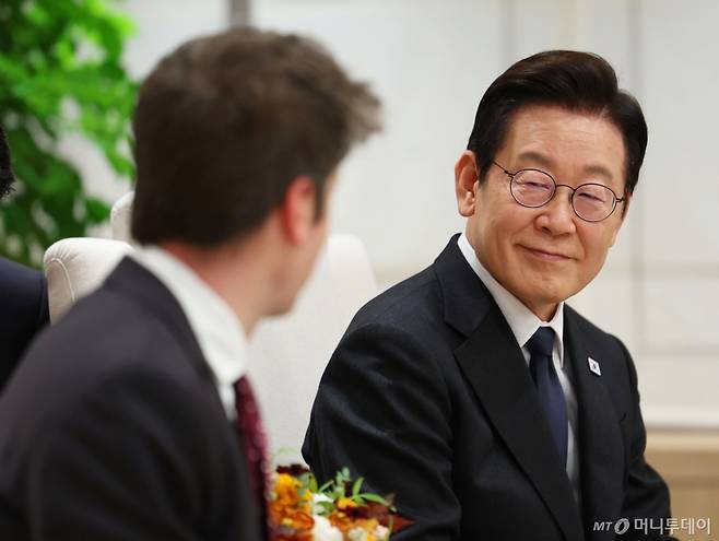 [서울=뉴시스] 고범준 기자 = 이재명 대통령이 1일 서울 용산 대통령실 청사에서 샘 알트만 오픈AI 대표를 접견하고 있다. (대통령실통신사진기자단) 2025.10.01. bjko@newsis.com /사진=