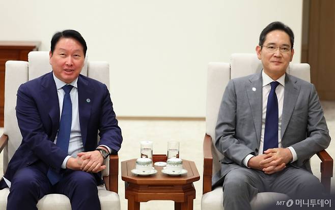 [서울=뉴시스] 고범준 기자 = 최태원 SK 대표이사 회장과 이재용 삼성전자 회장이 1일 서울 용산 대통령실 청사에서 열린 이재명 대통령과 샘 알트만 오픈AI 대표 접견에 참석해 발언하고 있다. (대통령실통신사진기자단) 2025.10.01. bjko@newsis.com /사진=고범준