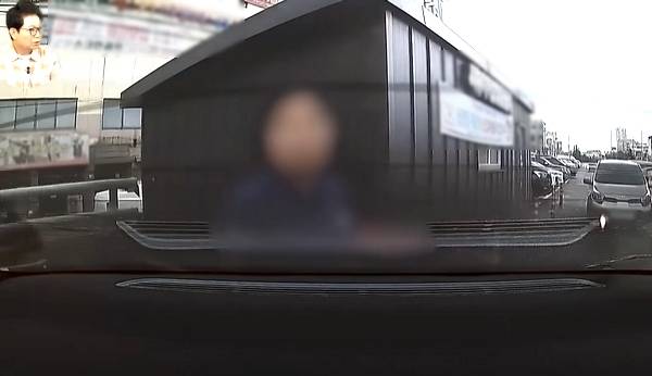 주차장에서 빈자리를 맡고 있던 아주머니에게 특수폭행으로 고소당한 차주 사연이 전해졌다. 사진은 한 여성이 주차 자리를 막고 있는 모습. /사진=유튜브 채널 '한문철 TV' 캡처