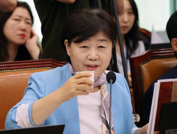 서영교 더불어민주당 의원이 조희대 대법원장·한덕수 전 총리 회동 의혹의 근거로 쓰인 녹취가 인공지능(AI)으로 제작됐다는 조작설을 제기한 이들에 대해 법적 조치를 취하겠다고 밝혔다. 사진은 서영교 더불어민주당 의원이 지난 30일 오후 서울 여의도 국회 법제사법위원회 전체회의에서 물을 마시는 모습./사진=뉴시스