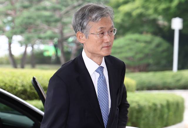 조희대 대법원장이 30일 서울 서초구 대법원 청사로 출근하고 있다.   연합뉴스