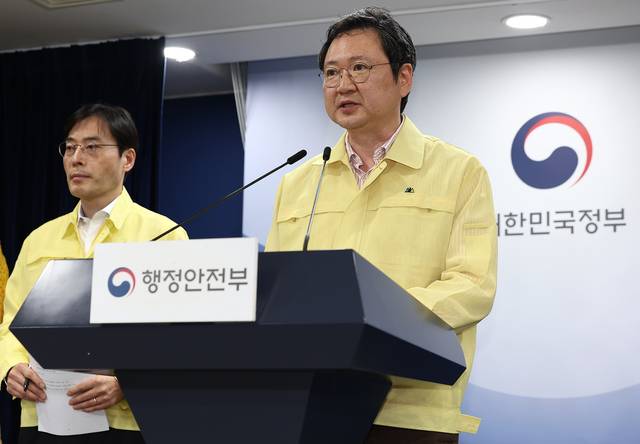 이재용 국가정보자원관리원장(오른쪽)이 27일 오전 서울 종로구 정부서울청사 브리핑실에서 열린 ‘국가정보자원관리원 정부 서비스 장애 관련 브리핑’에서 취재진 질문에 답하고 있다. 연합뉴스