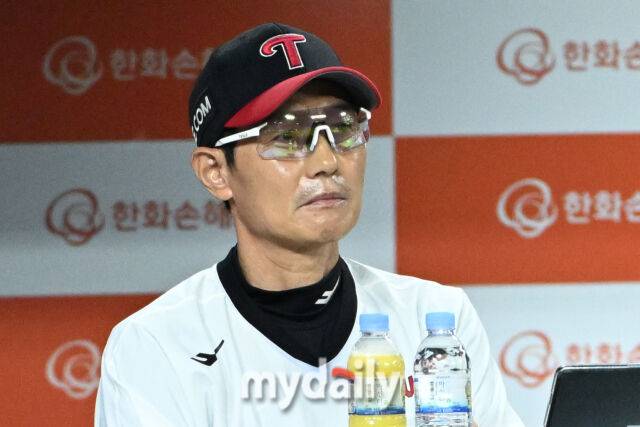 29일 대전 한화생명 볼파크 야구장에서 열린 '2025 신한 SOL BANK KBO리그' LG 트윈스와 한화 이글스 경기. LG 염경엽 감독이 경기를 지켜보고 있다./대전=유진형 기자 zolong@mydaily.co.kr