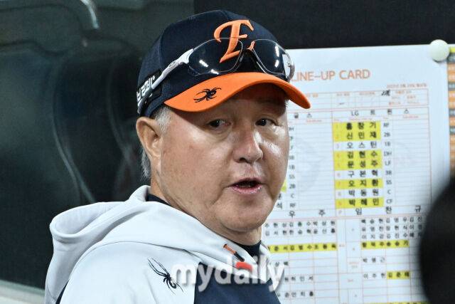 29일 대전 한화생명 볼파크 야구장에서 열린 '2025 신한 SOL BANK KBO리그' LG 트윈스와 한화 이글스 경기. 한화 김경문 감독이 선수들에게 지시하고 있다./대전=유진형 기자 zolong@mydaily.co.kr