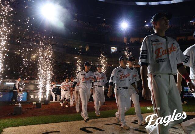 포스트시즌 출정식을 하고 있는 한화 이글스 선수단./한화 이글스