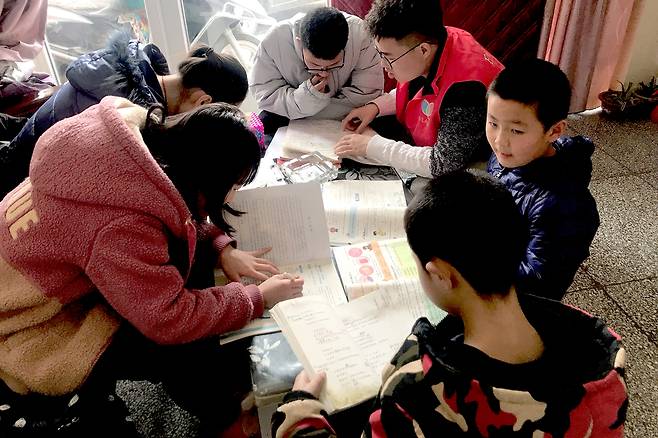 중국 이랜드 양광장학사업 장학생들이 자발적으로 ‘양광교육봉사단’을 조직해 농촌 오지 등에서 교육봉사를 하는 모습 [이랜드 제공]
