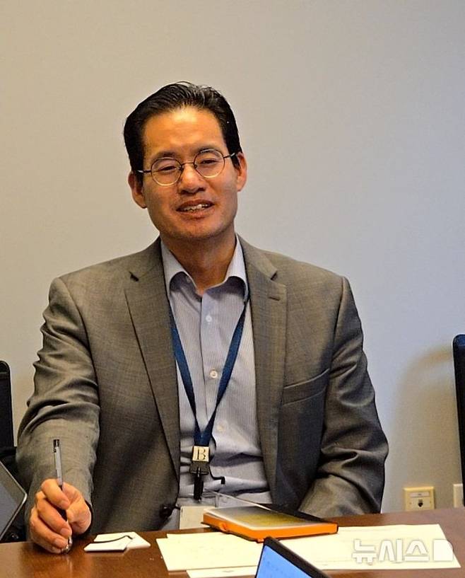 [워싱턴=뉴시스] 앤드루 여 브루킹스연구소 선임연구원이 9월 10일(현지 시간) 미 워싱턴DC에서 한국언론진흥재단과 미 동서센터의 '한미언론교류 프로그램'에 참가한 한국 기자단과 간담회를 하고 있다. 2025.10.01.