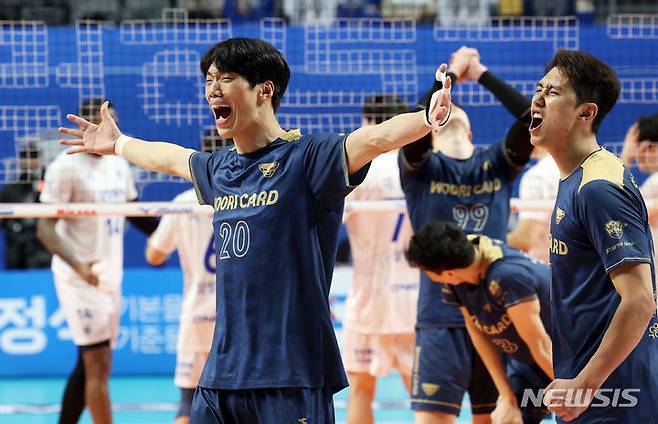 [서울=뉴시스] 홍효식 기자 = 31일 서울 중구 장충체육관에서 열린 2023-2024 프로배구 V-리그 남자부 5라운드 우리카드 대 삼성화재의 경기, 3:1로 우리카드가 승리하자 이상현과 한성정이 기뻐하고 있다.2024.01.31. yesphoto@newsis.com