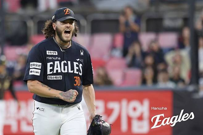 [서울=뉴시스] 프로야구 한화 이글스 코디 폰세가 20일 수원 KT위즈파크에서 열린 2025 신한 쏠뱅크 KBO리그 KT 위즈와의 경기에 선발 등판해 삼진을 잡은 뒤 포효하고 있다. (사진=한화 이글스 제공) 2025.09.20. *재판매 및 DB 금지