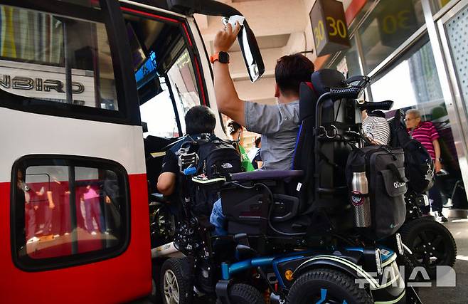 [광주=뉴시스] 김혜인 기자 = 광주·전남장애인차별철폐연대가 1일 오후 광주 서구 유스퀘어 광장 앞에서 '시외고속 리프트 도입 촉구 전국 동시다발 기자회견'을 열고 버스 탑승 시위를 벌이고 있다. 2025.10.01. hyein0342@newsis.com