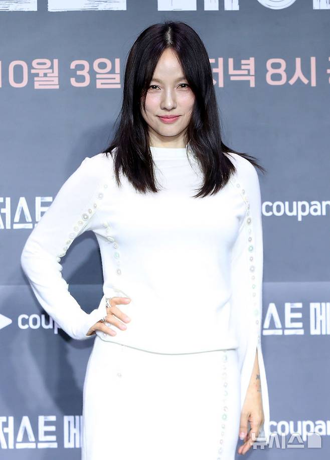 [서울=뉴시스] 김혜진 기자 = 가수 이효리가 1일 오후 서울 광진구 풀만 앰버서더 서울 이스트폴에서 열린 쿠팡플레이 새 예능 프로그램 '저스트 메이크업' 제작발표회에서 포즈를 취하고 있다. 2025.10.01. jini@newsis.com