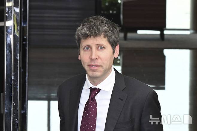 [서울=뉴시스] 김근수 기자 = 샘 올트먼 오픈AI 최고경영자(CEO)가 1일 서울 강서구 김포공항 비즈니스항공센터를 통해 입국하고 있다. (공동취재) 2025.10.01. photo@newsis.com