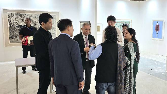 황달성 아트아시아 회장(가운데)과 유진룡 아트아시아 조직위원 등이 인도 뉴델리 야쇼부미 전시컨벤션센터에서 열린 '2025 아트아시아 델리(ART ASIA Delhi 2025)'에서 현지 관계자들과 이야기를 나누고 있다. 아트아시아 제공 *재판매 및 DB 금지