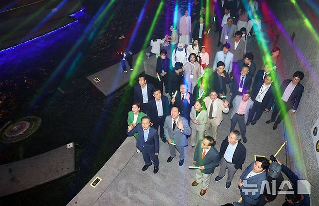 [서울=뉴시스] 박주성 기자 = 1일 오후 서울 청계광장에서 열린 청계천 복원 20주년 행사를 마친 오세훈 시장과 이명박 전 대통령을 비롯한 내빈들이 청계천을 산책하고 있다. 2025.10.01. park7691@newsis.com