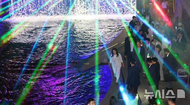 [서울=뉴시스] 박주성 기자 = 1일 오후 서울 청계광장에서 열린 청계천 복원 20주년 행사에서 오세훈 시장과 이명박 전 대통령을 비롯한 내빈들이 청계천을 바라보고 있다. 2025.10.01. park7691@newsis.com