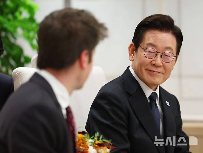 [서울=뉴시스] 고범준 기자 = 이재명 대통령이 1일 서울 용산 대통령실 청사에서 샘 알트만 오픈AI 대표를 접견하고 있다. (대통령실통신사진기자단) 2025.10.01. bjko@newsis.com