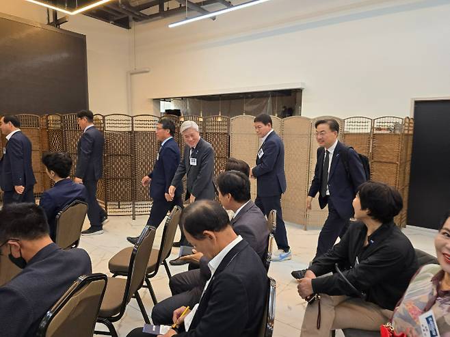 왼쪽부터 서왕진·신장식 국회의원이 밝은 표정으로 간담회장에 입장하고 있다. 고영호 기자