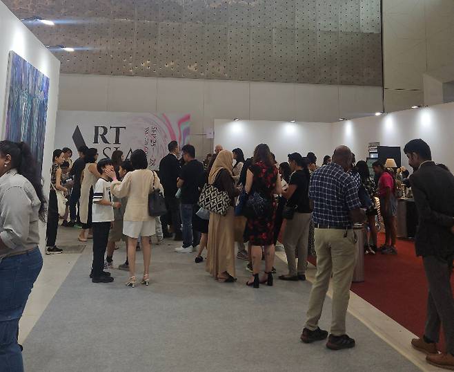 아트아시아(회장 황달성)와 킨텍스(대표이사 이재율)가 9월 25~28일 인도 뉴델리 야쇼부미 전시컨벤션센터에서 공동 주최한 '2025 아트아시아 델리(ART ASIA Delhi 2025, 이하 AAD 2025)'가 성황리에 마무리됐다. 아트아시아 제공