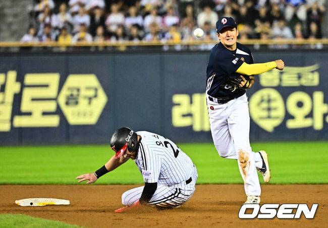 [OSEN=잠실, 지형준 기자] 30일 서울 잠실구장에서 ‘2025 신한 SOL Bank KBO리그’ LG 트윈스와 두산 베어스의 시즌 16차전이 열렸다.LG는 정규시즌 우승 매직넘버가 ‘1’이다. 승리를 한다면, 우승을 결정짓게 된다. 9위가 확정된 두산은 시즌 최종전이다.&nbsp;LG는 송승기, 두산은 콜어빈이 선발로 나섰다.4회말 무사 1루에서 두산 안재석이 LG 문보경의 2루 땅볼에 오스틴을 포스아웃시키고 1루로 송구하며 병살 처리하고 있다. 2025.09.30 /jpnews@osen.co.kr