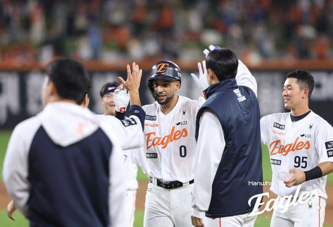 한화 루이스 리베라토가 30일 대전 롯데전 10회 끝내기 안타를 친 뒤 기뻐하고 있다. /한화 이글스 제공