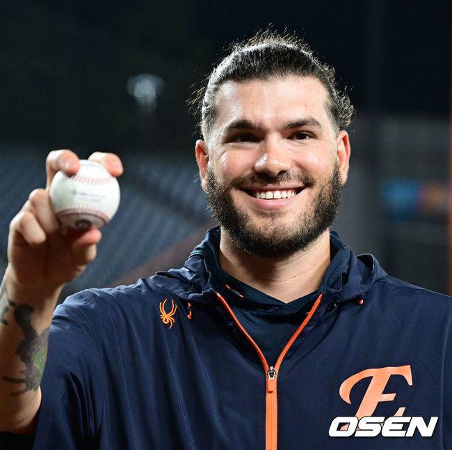 [OSEN=대전, 최규한 기자] 시즌 228탈삼진 기록을 세운 한화 코디 폰세가 기념구를 들고 포즈를 취하고 있다. 2025.09.03 / dreamer@osen.co.kr