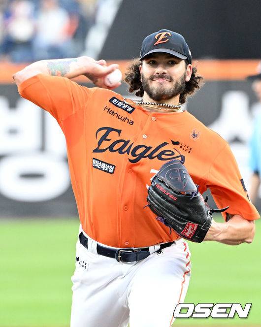 [OSEN=대전, 이대선 기자] 한화 선발투수 폰세가 역투하고 있다. 2025.08.22 /sunday@osen.co.kr