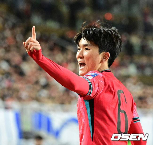 [OSEN=수원, 지형준 기자] 25일 오후 수원월드컵경기장에서 2026 국제축구연맹(FIFA) 북중미 월드컵 아시아지역 3차 예선 B조 8차전 한국과 요르단의 경기가 열렸다.현재 4승 3무(승점 15)로 무패 행진 중이지만, 아직 방심할 수 없는 상황이다. 10차전 쿠웨이트전(홈) 이전에 월드컵 본선 진출을 확정하려면 8차전 요르단전 승리 후 9차전 이라크전(원정)까지 이겨야 한다.후반 대한민국 황인범이 파울 선언에 불만을 나타내고 있다. 2025.03.25 / jpnews@osen.co.kr