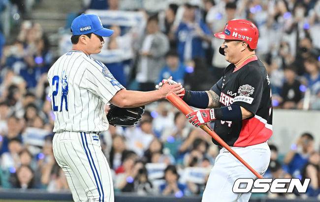 [OSEN=대구, 이석우 기자] 30일 대구삼성라이온즈파크에서 2025 신한 SOL 뱅크 KBO 리그 삼성 라이온즈와 KIA 타이거즈의 경기가 열렸다. 홈팀 삼성은 후라도가, 방문팀 KIA는 김태형이 선발 출전했다. 삼성 라이온즈 오승환이 9회초 KIA 타이거즈 최형우를 삼진으로 잡고 인사를 하고 있다. 2025.09.30 / foto0307@osen.co.kr