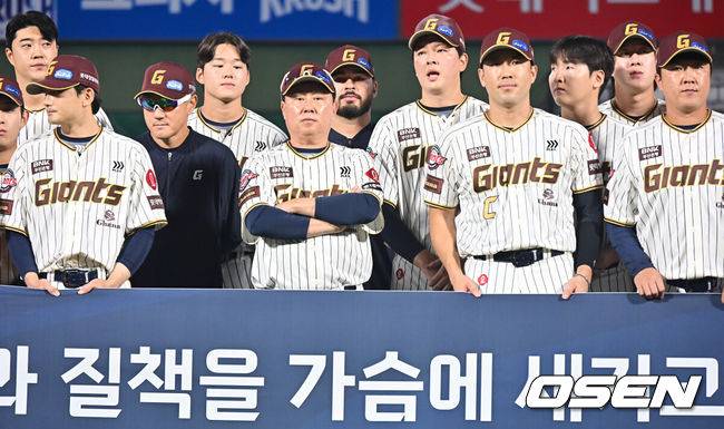 [OSEN=부산, 이석우 기자] 26일 부산 사직야구장에서 2025 신한 SOL 뱅크 KBO 리그 롯데 자이언츠와 삼성 라이온즈의 경기가 열렸다. 홈팀 롯데는 박준우가, 방문팀 삼성은 원태인이 선발 출전했다.롯데 자이언츠 선수들이 2025시즌 마지막 경기를 끝내고 팬들에게 감사 인사를 하고 있다. 2025.09.26 / foto0307@osen.co.kr