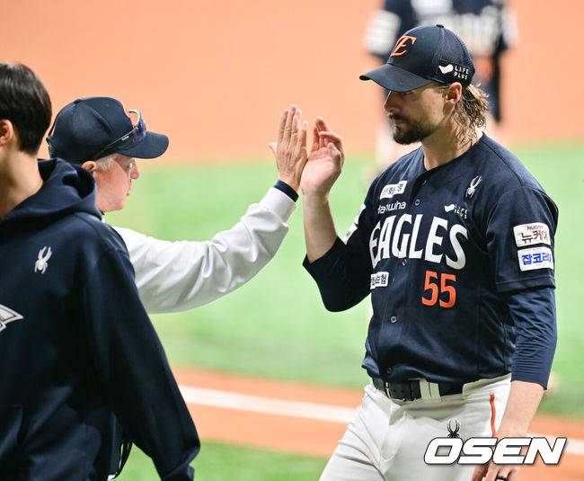 [OSEN=박준형 기자] 한화 김경문 감독이 라이언 와이스와 하이파이브를 하고 있다. 2025.05.11 / soul1014@osen.co.kr
