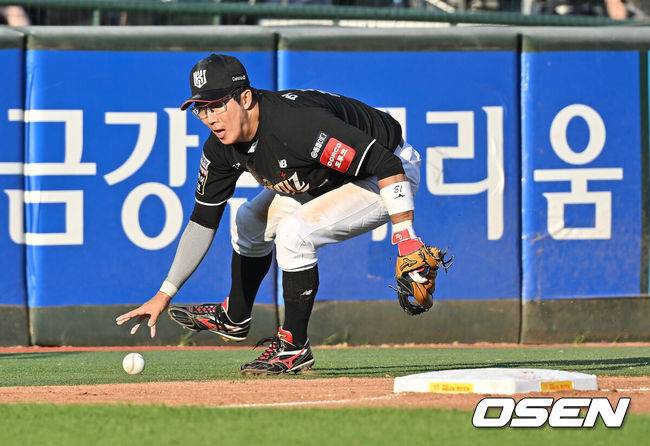 [OSEN=부산, 이석우 기자] 28일 부산 사직야구장에서 2025 신한 SOL 뱅크 KBO 리그 롯데 자이언츠와 KT 위즈의 경기가 열렸다. 홈팀 롯데는 나균안이, 방문팀 KT는 오원석이 선발 출전했다.KT 위즈 허경민이 4회말 1사 1루 롯데 자이언츠 정훈의 타구를 잡지 못하고 실책을 범하고 있다. 2025.06.28 / foto0307@osen.co.kr