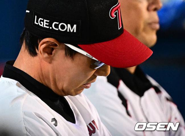 [OSEN=잠실, 지형준 기자] 30일 서울 잠실구장에서 ‘2025 신한 SOL Bank KBO리그’ LG 트윈스와 두산 베어스의 시즌 16차전이 열렸다.LG는 정규시즌 우승 매직넘버가 ‘1’이다. 승리를 한다면, 우승을 결정짓게 된다. 9위가 확정된 두산은 시즌 최종전이다.&nbsp;LG는 송승기, 두산은 콜어빈이 선발로 나섰다.7회초 2사 2루에서 LG 염경엽 감독이 두산 박지훈에 1타점 적시 2루타를 허용하며 아쉬워하고 있다. 2025.09.30 /jpnews@osen.co.kr