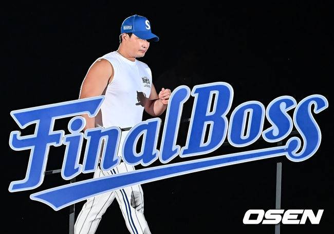 [OSEN=대구, 이석우 기자] '끝판대장' 오승환(43·삼성 라이온즈)이 21년 간의 프로 생활을 마치고 30일 대구 삼성라이온즈파크에서 열린 KBO리그 KIA 타이거즈전을 마치고 은퇴식을 가졌다.2005년 삼성 라이온즈에서 데뷔한 오승환은 2013년까지 KBO리그를 평정한 뒤, 일본프로야구(NPB)와 미국 메이저리그(MLB)에서도 '끝판대장'의 명성을 날리고 한국에 돌아와 5시즌을 더 뛰었다. KBO리그 15시즌 동안 오승환이 기록한 성적은 737경기 44승 33패 19홀드 427세이브 평균자책점 2.32, 한미일 통산 549세이브를 기록했다. 삼성 구단은 이만수, 양준혁,이승엽에 이어 오승환의 등번호 21번을 영구결번하기로 결정했다.오승환이 팬들에게 인사를 마치고 마운드로 가고 있다. / foto0307@osen.co.kr