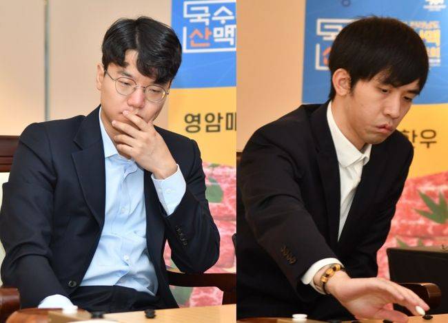 [사진] 안성준(왼쪽)과 왕싱하오 /한국기원 제공