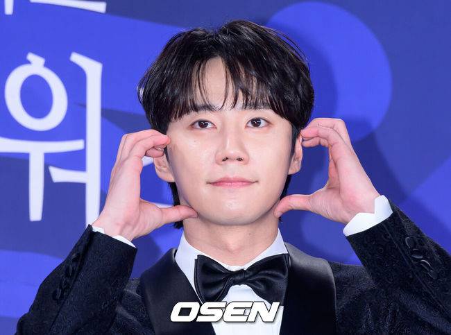 [OSEN=이대선 기자] 제4회 청룡시리즈어워즈 레드카펫 및 포토월 행사가 18일 인천 파라다이스시티에서 열렸다.청룡시리즈어워즈는 2022년 대한민국 최초로 시도된 오리지널 스트리밍 시리즈를 대상으로 하는 시상식이다. 사회는 전현무와 임윤아로 4년 연속 호흡을 맞춘다.배우 이준영이 레드카펫을 밟고 있다. 2025.07.18 /sunday@osen.co.kr