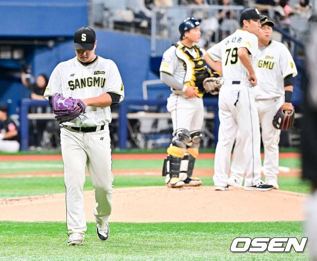 [OSEN=고척, 박준형 기자]  1일 오후 서울 고척 스카이돔에서 제1회 2025 KBO 퓨처스리그 챔피언결정전 KT 위즈와 상무의 경기가 진행됐다. 지난달 29일 열린 2025 퓨처스리그 챔피언 결정전 준결승전에서 남부리그 2위 KT는 북부리그 1위 한화 이글스에 10-6 역전승을 거뒀다. 남부리그 1위 상무는 북부리그 2위 LG 트윈스를 5-2로 꺾고 각각 결승 진출에 성공했다.2회초 상무 선발투수 진승현이 강판되고 있다. 2025.10.01 / soul1014@osen.co.kr